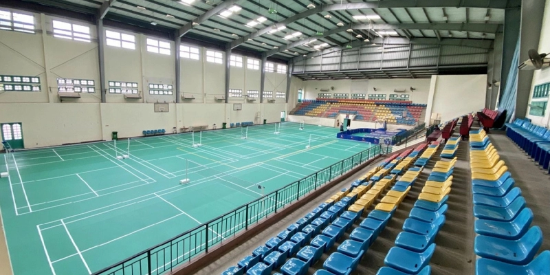 Sự Khác Biệt Giữa Sân Cầu Lông Chuyên Nghiệp Và Phong Trào