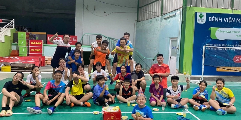 Sự Khác Biệt Sân Cầu Lông Cho Trẻ Em Và Người Lớn