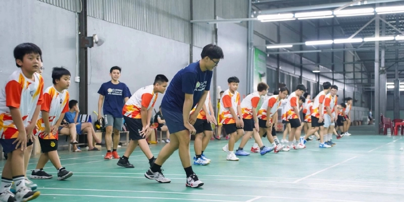Sự Khác Biệt Sân Cầu Lông Cho Trẻ Em Và Người Lớn