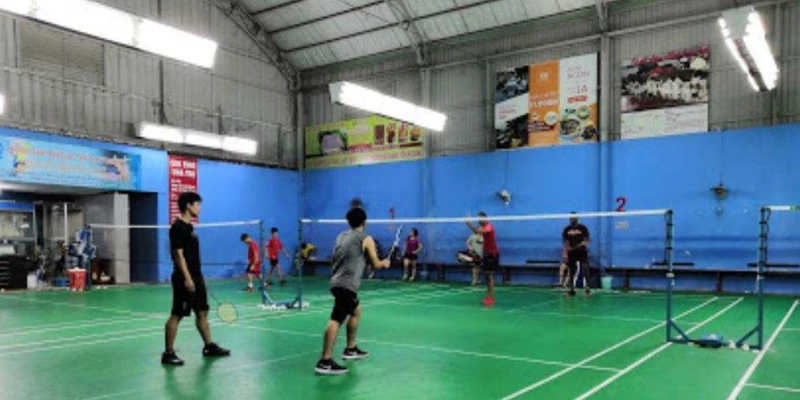 Ưu Nhược Điểm Sân Cầu Lông Ngoài Trời Và Trong Nhà