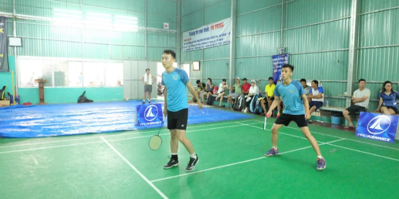 Ưu Nhược Điểm Sân Cầu Lông Ngoài Trời Và Trong Nhà