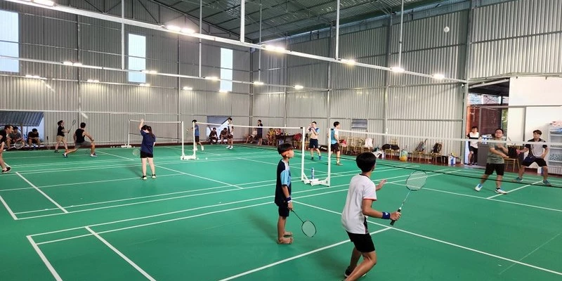 Ưu Nhược Điểm Sân Cầu Lông Ngoài Trời Và Trong Nhà